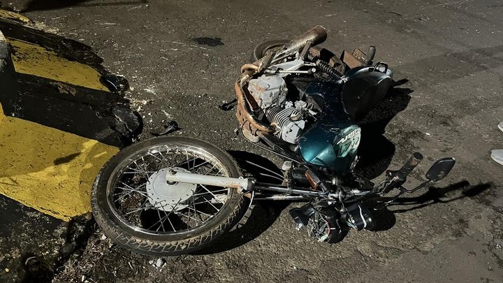Motociclista fica ferido após bater em rotatória