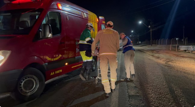 Homem fica ferido após cair de moto na Avenida Dambos e Piva