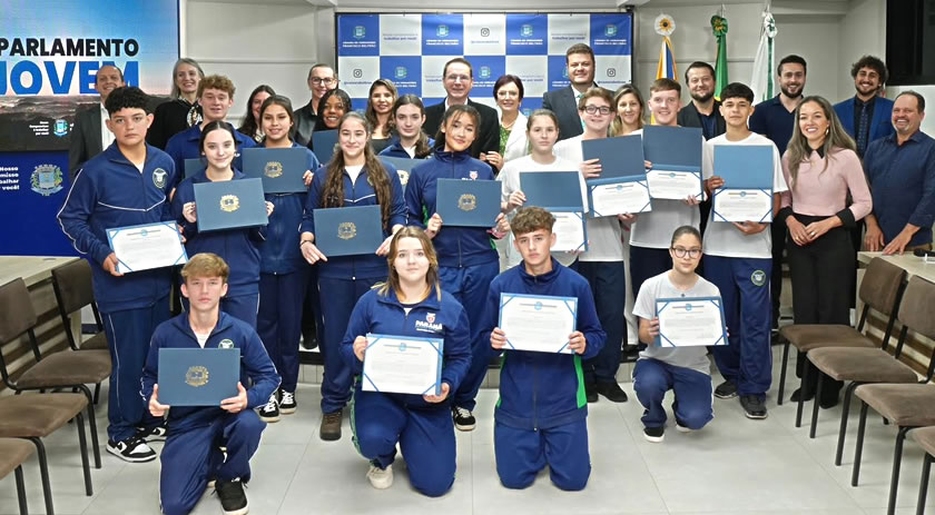 Parlamento Jovem toma posse na Câmara com 17 estudantes eleitos