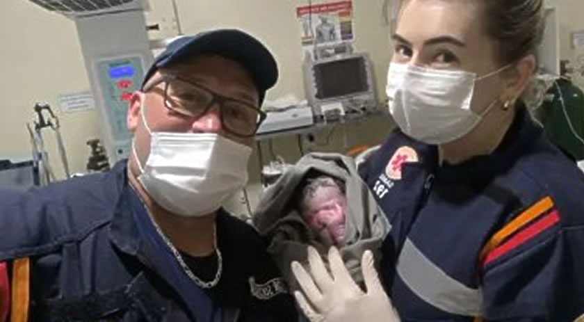 Gestante entra em trabalho de parto durante transferência e bebê nasce em unidade de saúde