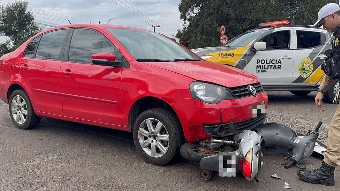 Acidente entre moto e carro deixa mulher ferida