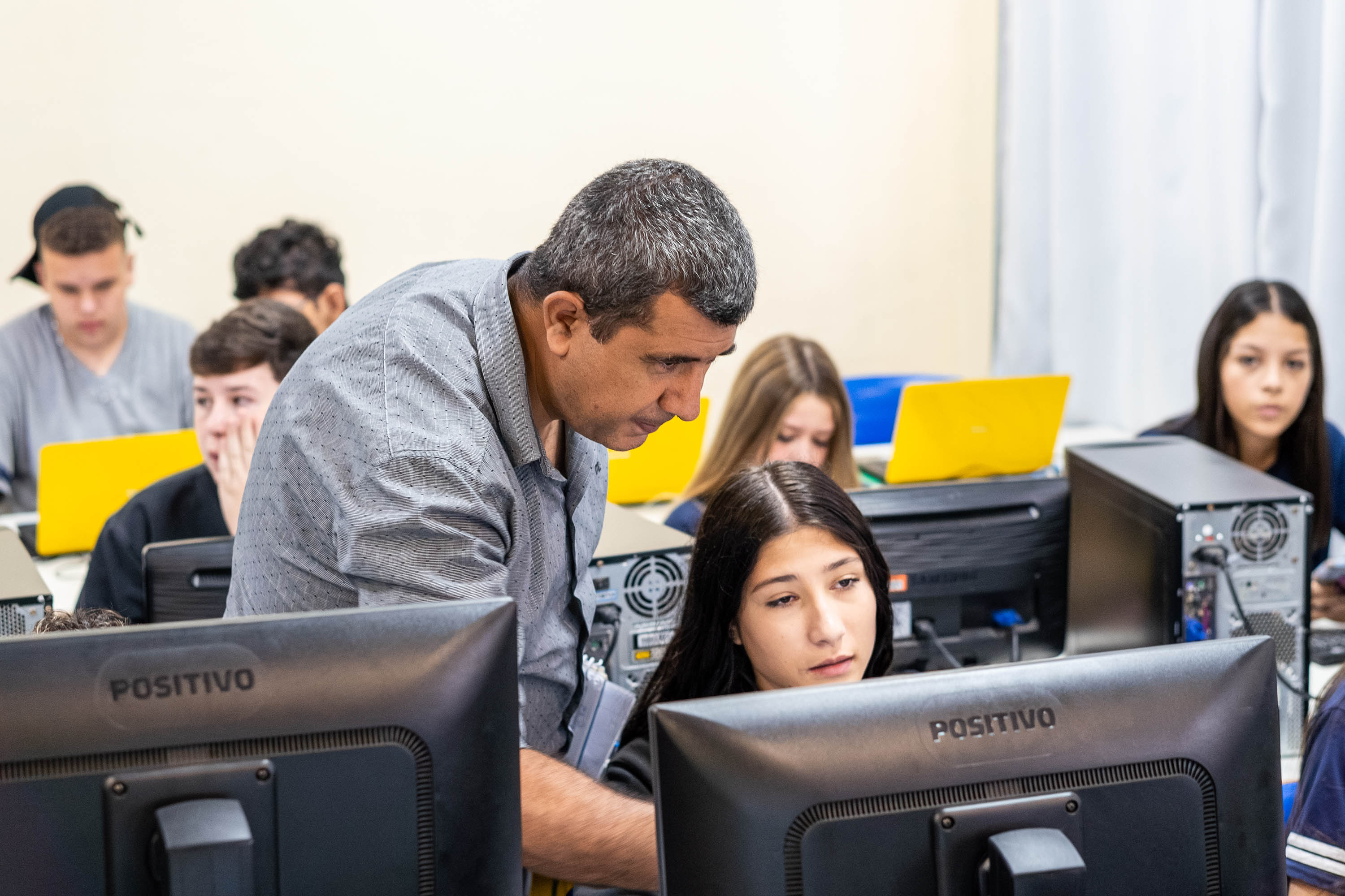 Paraná é estado com maior proporção de laboratórios de informática, aponta Anuário