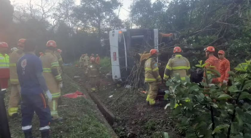 Ônibus com 56 pessoas tomba na BR-040 e deixa pelo menos 10 mortos