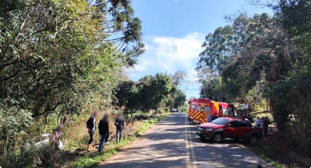 Mulher fica ferida após acidente entre dois veículos