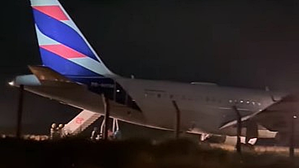 Avião da Latam ultrapassa pista de aeroporto e para no gramado sob chuva em Chapecó