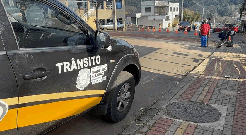 Faixa elevada está sendo instalada na Avenida General Osório, próximo a Gralha Azul