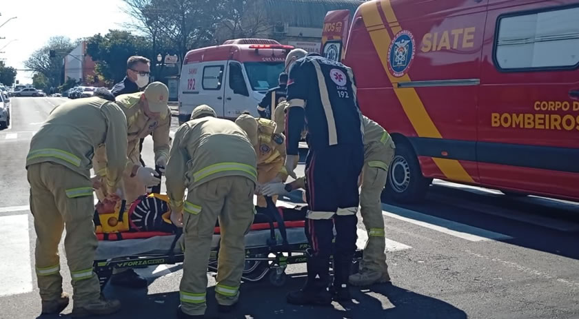 Idosa fica ferida após ser atropelada por carro no centro