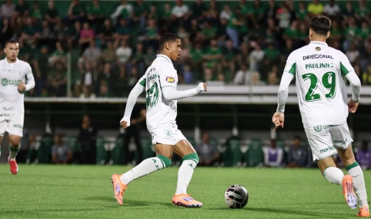 Chapecoense vacila em casa, perde para o América-MG e vê G4 da Série B embolar de vez