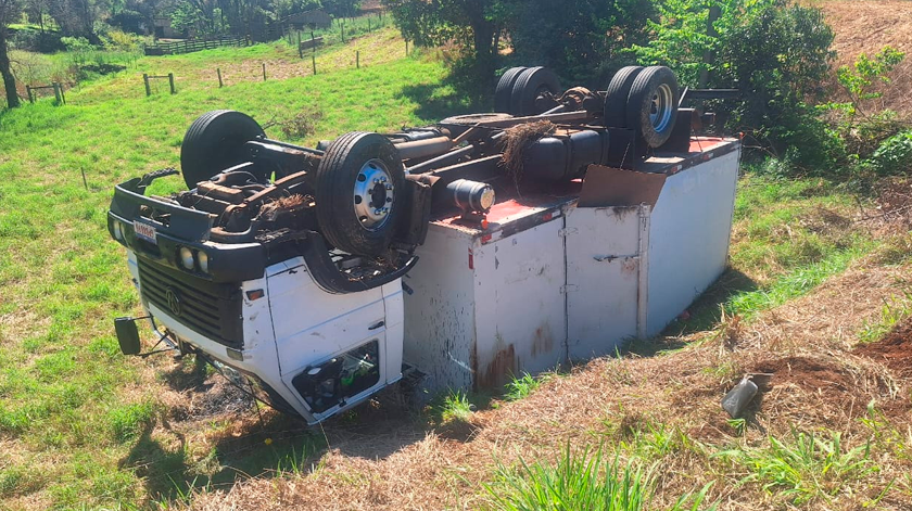 Caminhão carregado com energéticos capota na PR-566 após desvio em trevo