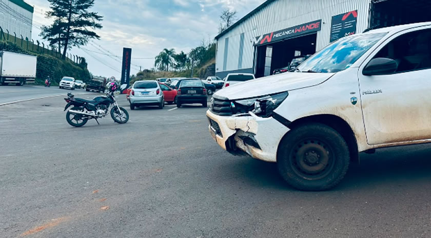 Motociclista fica ferido após colidir com caminhonete na Avenida Natalino Faust