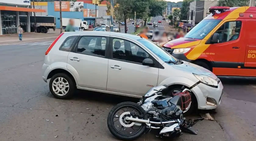 Jovem fica ferido em colisão na Avenida Atílio Fontana