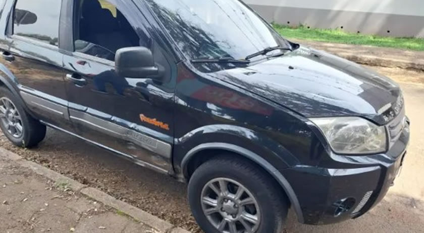 Mulher fica ferida após colisão entre carro e moto