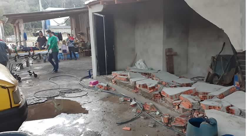 Homem fica ferido após ser prensado entre van e parede no Oeste