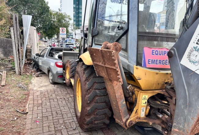 Retro escavadeira da prefeitura atinge quatro veículos na área central