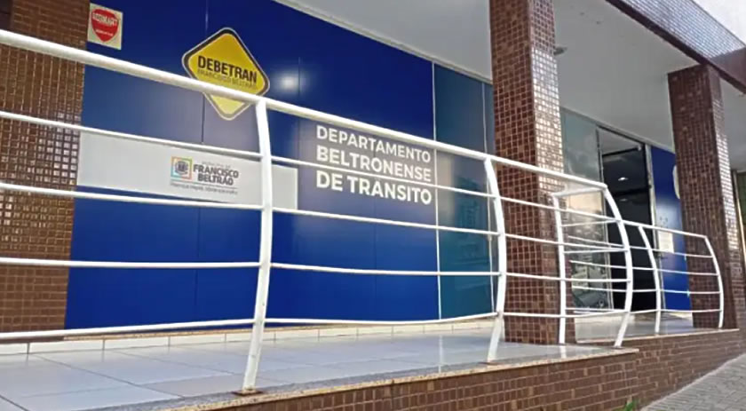 Debetran orienta idosos sobre credencial e benefício no estacionamento rotativo