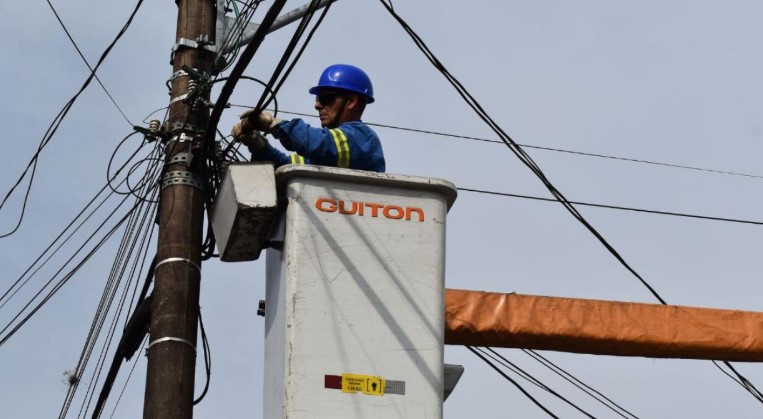 Cerca de 200 mil residências amanhecem sem luz no Paraná