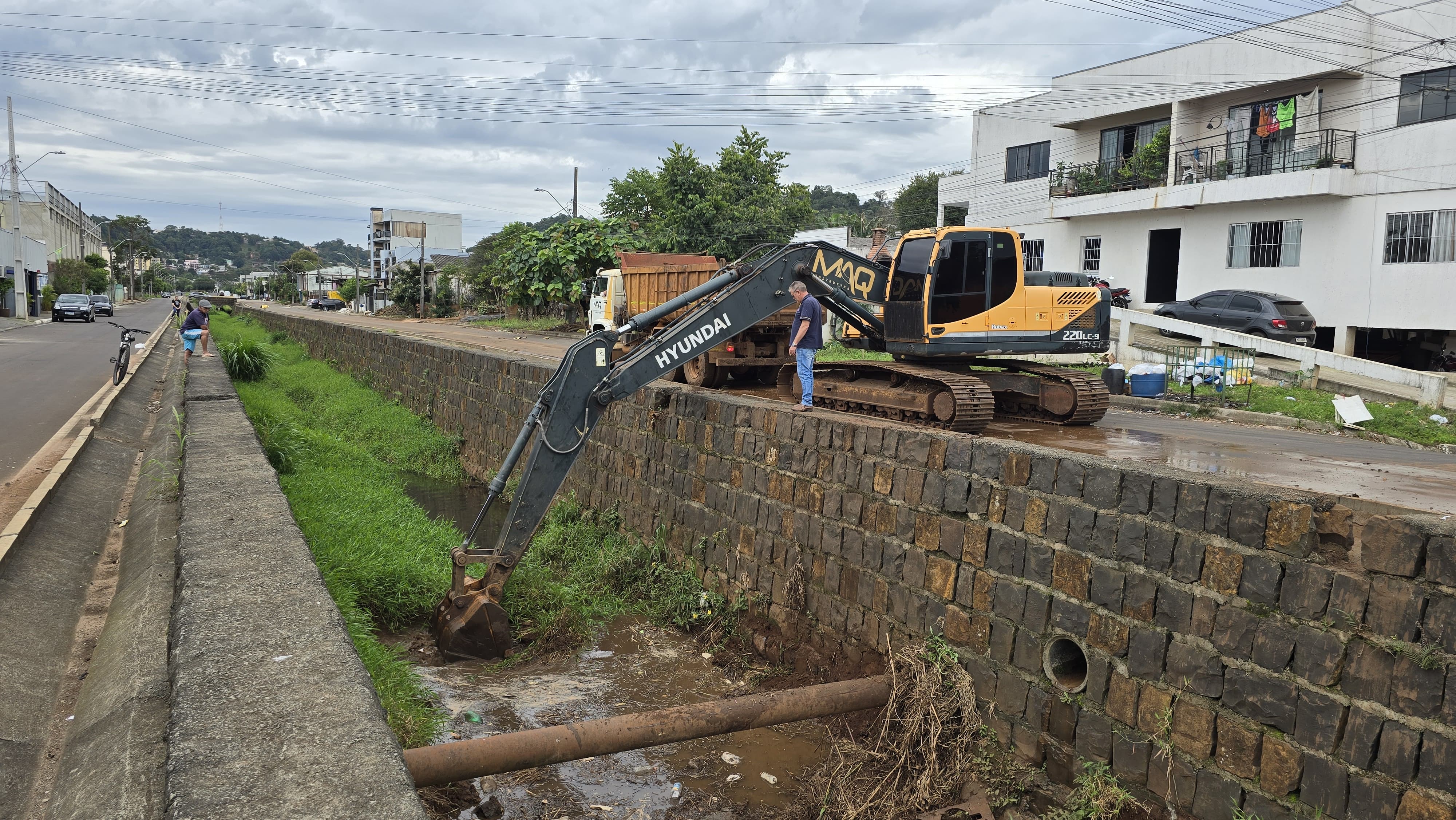 Prefeitura inicia desassoreamento do Córrego Progresso