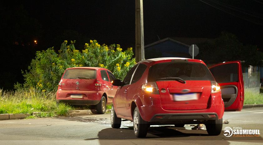 Carro sai da pista em colisão no Bairro São Luiz
