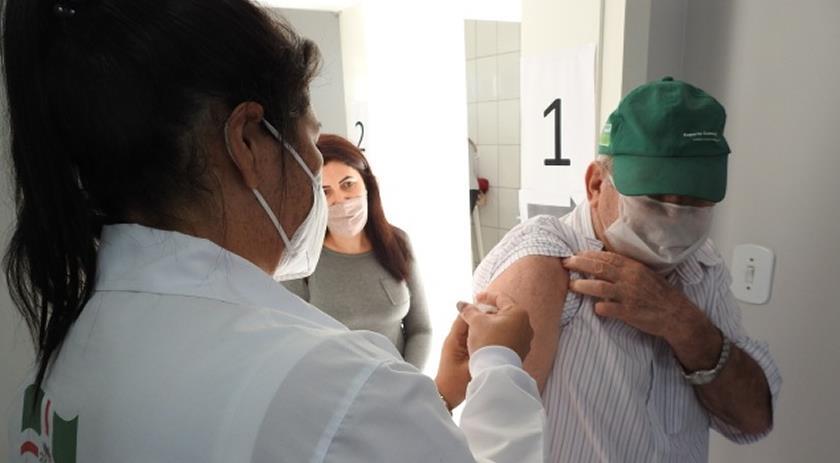 Quem se vacinou dia 19 de março deve retornar à Praça nesta sexta