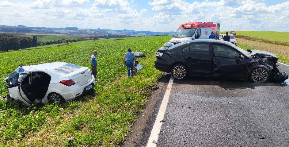 Mulher morre em colisão frontal e criança é socorrida em estado grave na PR-493