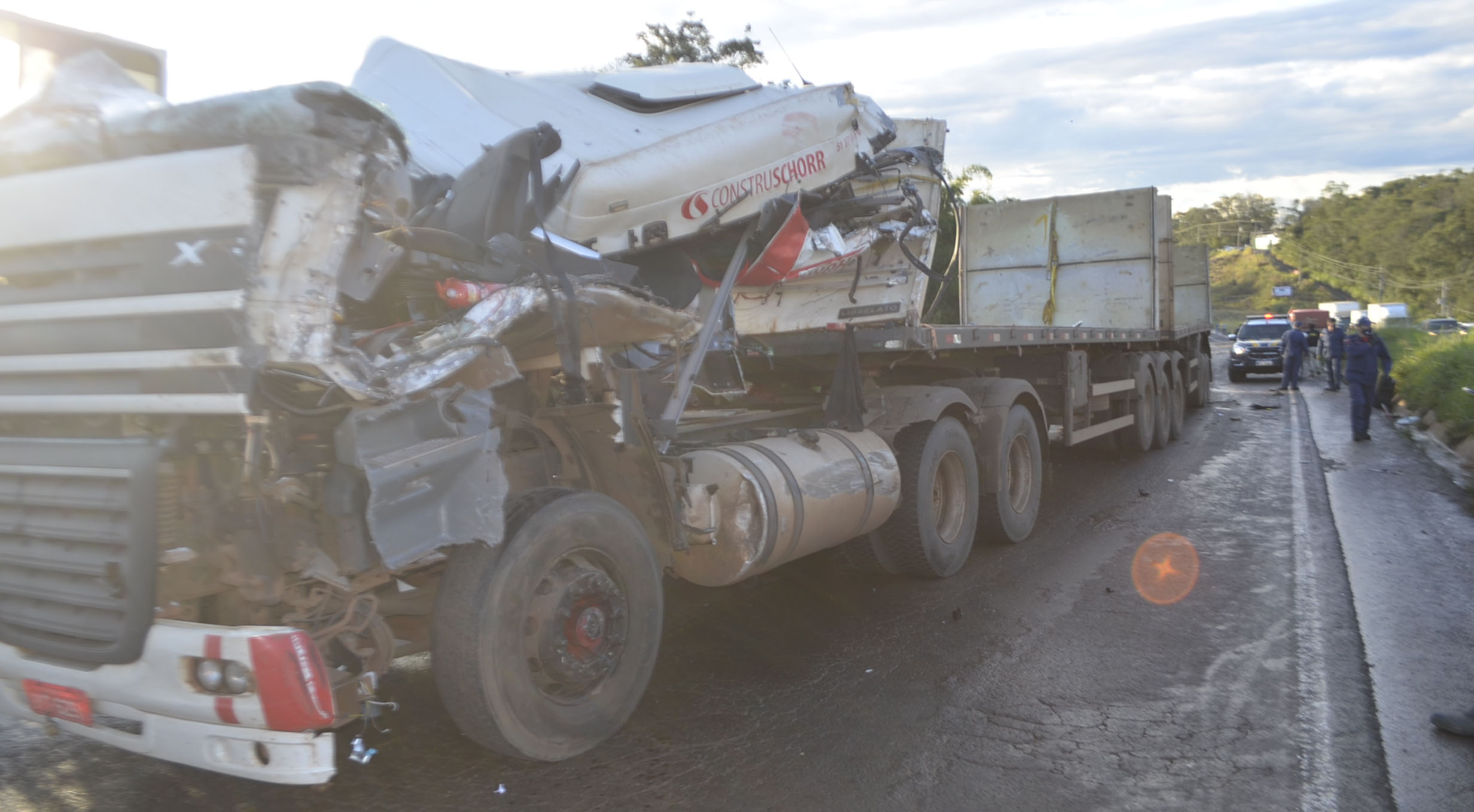Violenta batida entre carretas deixa um ferido e trânsito congestionado na BR 163