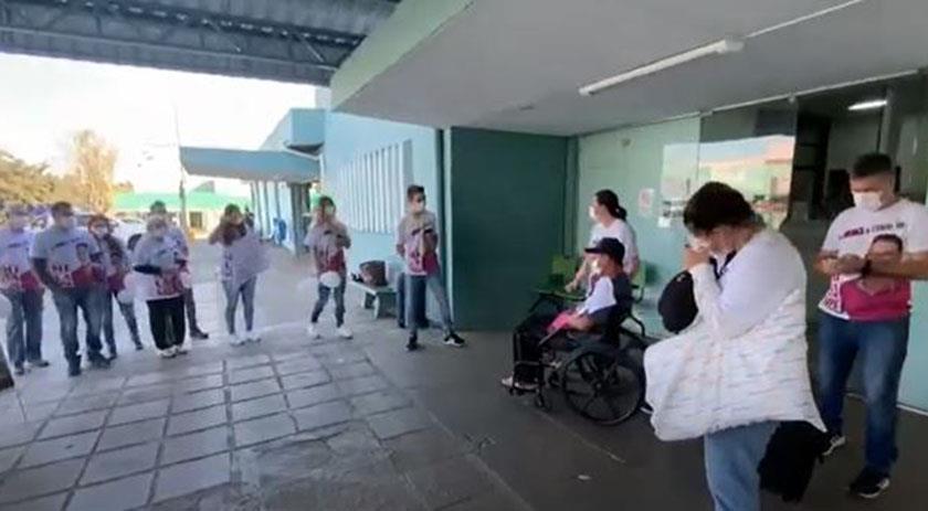 Paciente de Dionísio Cerqueira recebe alta após ficar 39 dias internado em Xanxerê