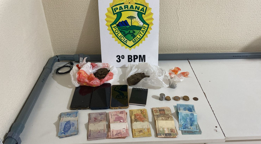 Após denúncia, veículo é apreendido com porções de maconha