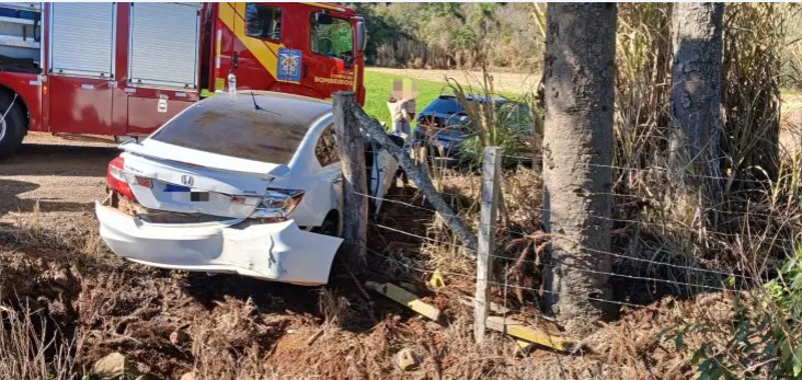 Acidente com três veículos deixa mãe e filha de 5 anos feridas