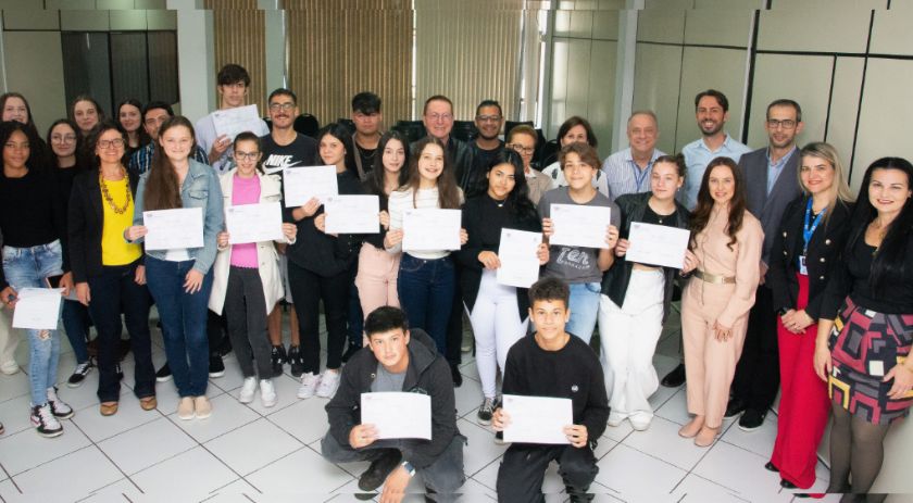 Jovens são qualificados para o primeiro emprego