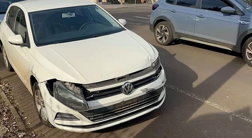 Colisão entre dois carros deixa passageira ferida
