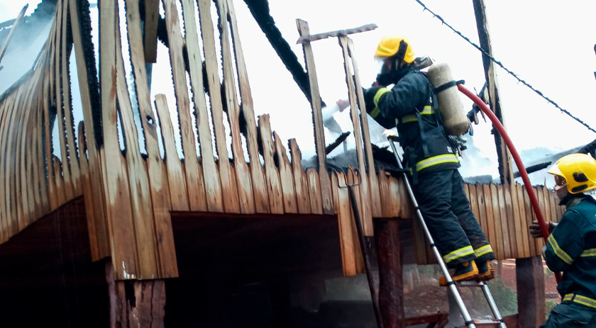 Incêndio deixa residência totalmente destruída na manhã deste sábado