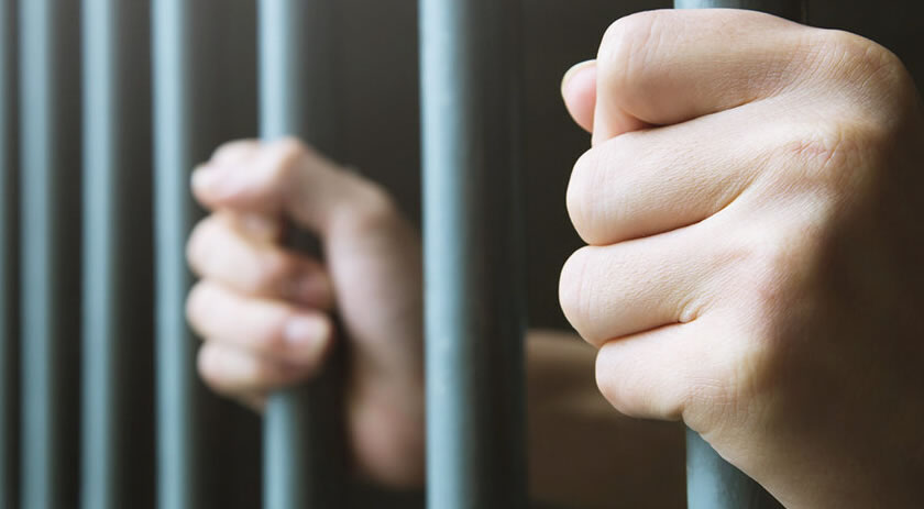 Homem ameaça policiais com faca em posto de combustíveis e acaba preso