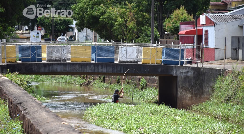Homem é visto  pescando no rio Lonqueador
