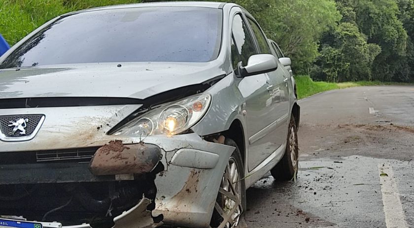 Susto: motorista acaba batendo em barranco após pneu estourar, no bairro São Cristóvão