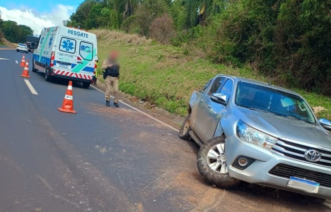 Condutor perde controle de caminhonete e bate em barranco na PRC-280