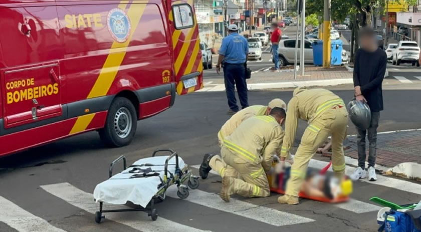 Jovem é atropelada por motocicleta ao atravessar na faixa de pedestre