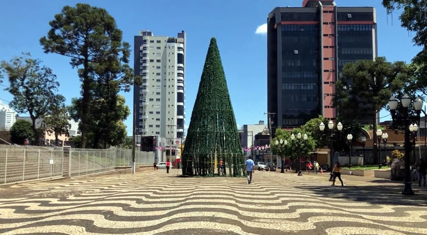 Decorações natalinas já estão sendo instaladas em Francisco Beltrão