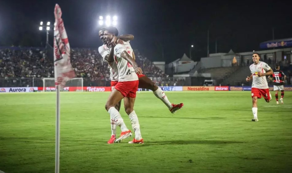 Red Bull Bragantino domina e vence o Flamengo