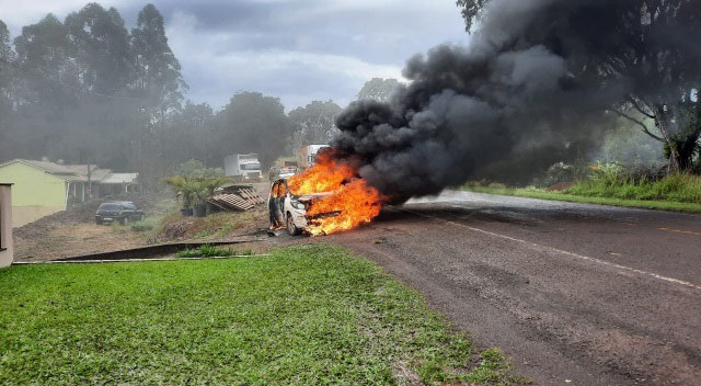 Incêndio destrói veículo no interior de Itapiranga