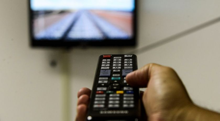 Jovens de até 24 anos veem 7 vezes menos TV aberta do que idosos