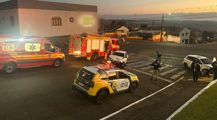 Colisão entre dois carros mobiliza bombeiros e SAMU