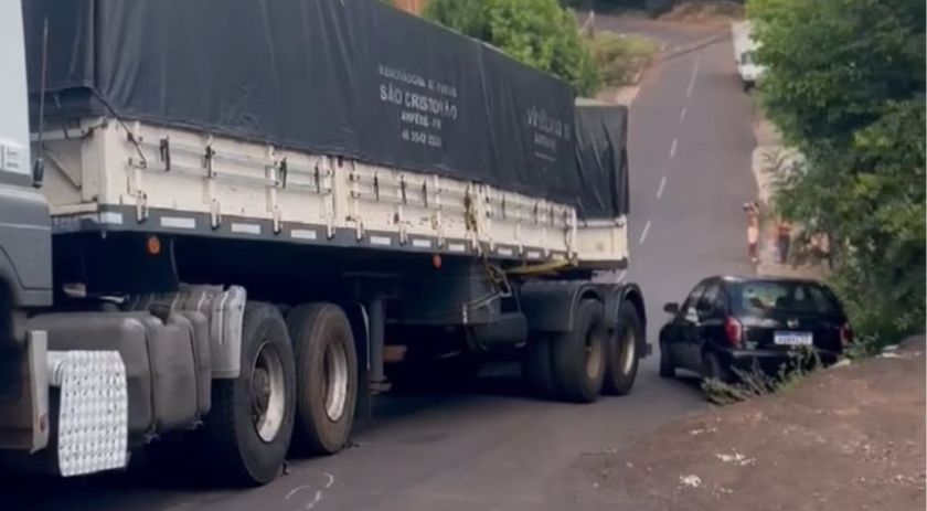 Bitrem Interrompe trânsito ao tentar subir rua íngreme em Francisco Beltrão