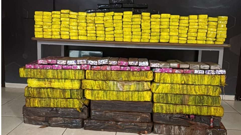 Casal abandona carro com 346 kg de maconha após capotamento na PR-323