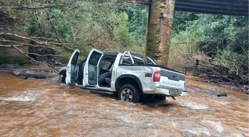 Camionete cai de ponte e deixa duas pessoas feridas no interior de Dionísio Cerqueira