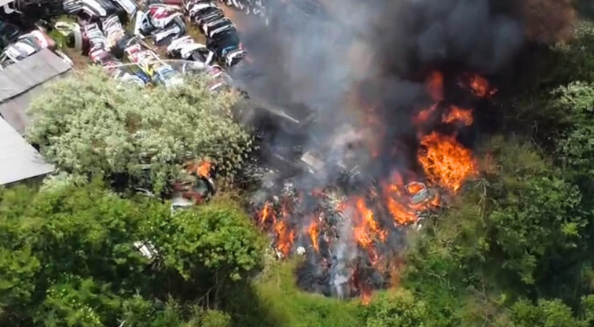 Incêndio destrói depósito de autopeças e dois veículos na Avenida Antonio Silvio Barbieri