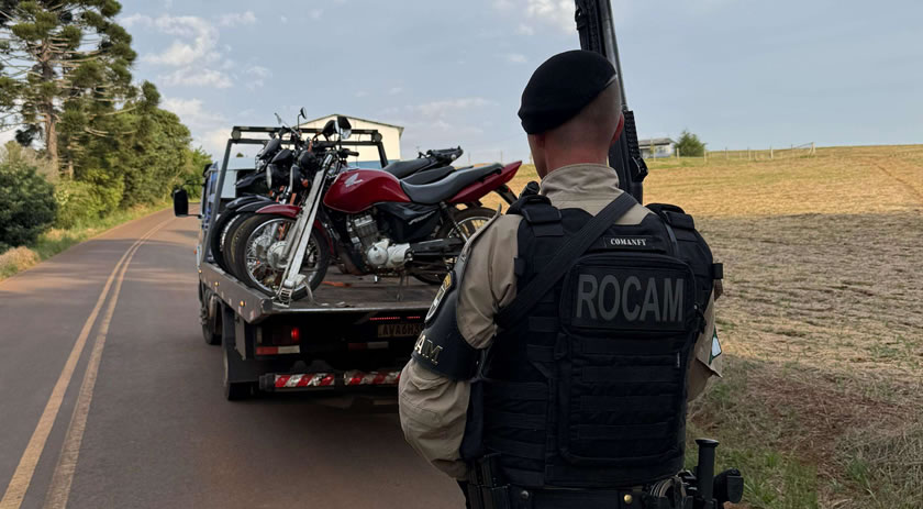 Polícia Militar realiza operação de trânsito e recolhe motocicletas irregulares