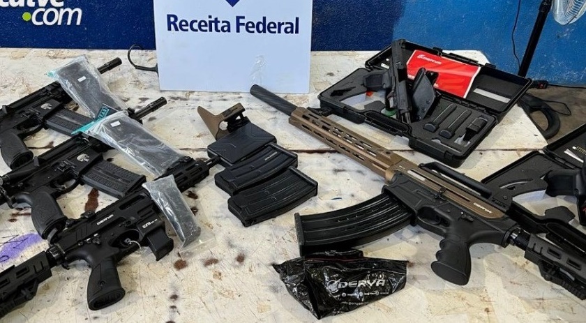 Receita Federal encontra fuzis, espingarda e pistolas escondidos em ônibus em Foz do Iguaçu