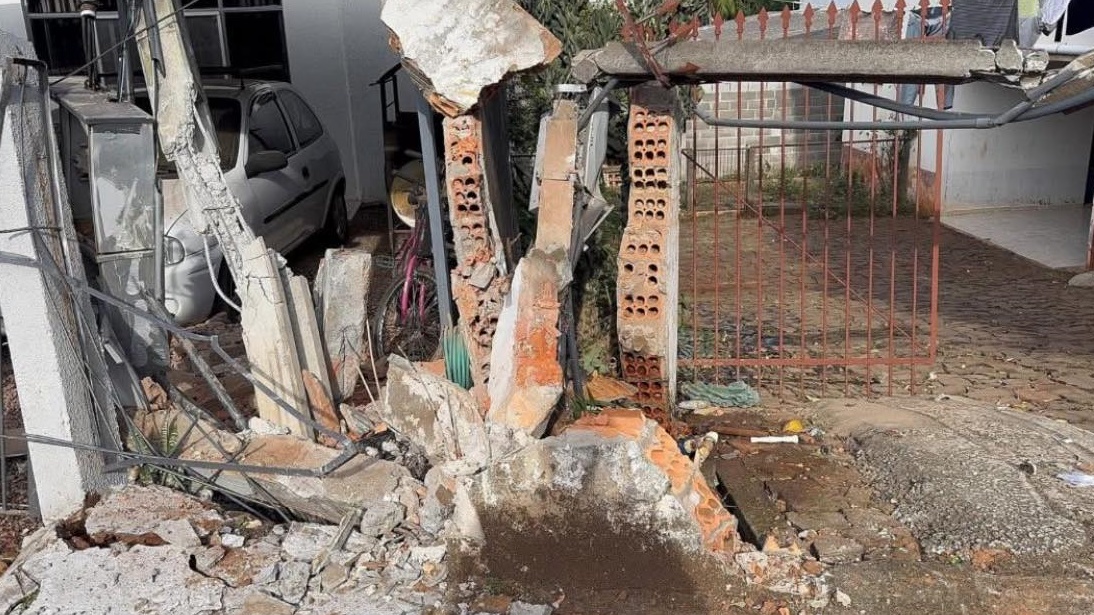 Ônibus escolar colide em poste e muro de residência no Bairro Alvorada