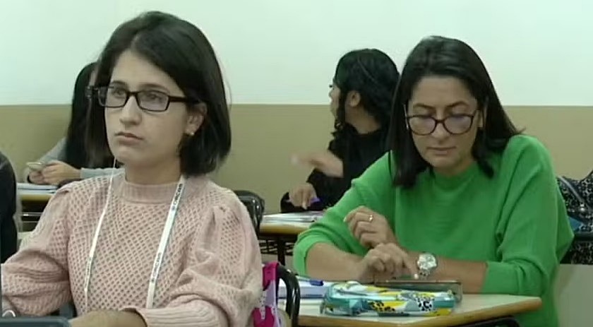 Jovem com deficiência visual incentiva mãe a voltar a estudar, e a dupla faz o mesmo curso em universidade do PR