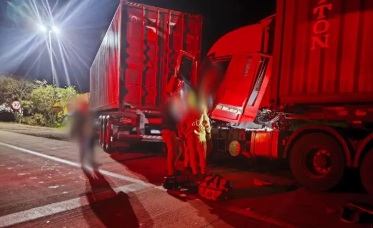 Colisão traseira deixa motorista preso às ferragens na PRC-280